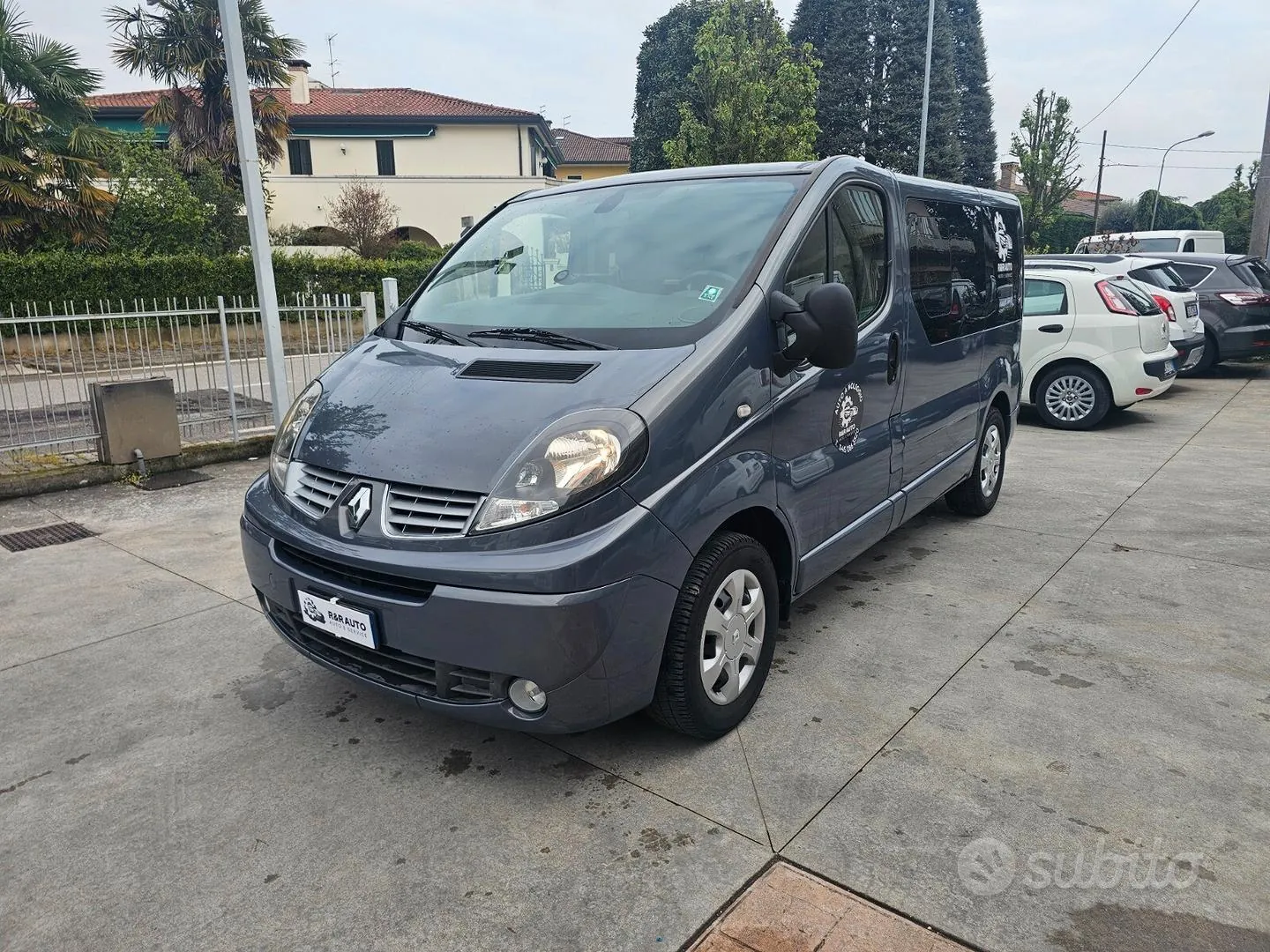 Renault Trafic 2011 photo 2