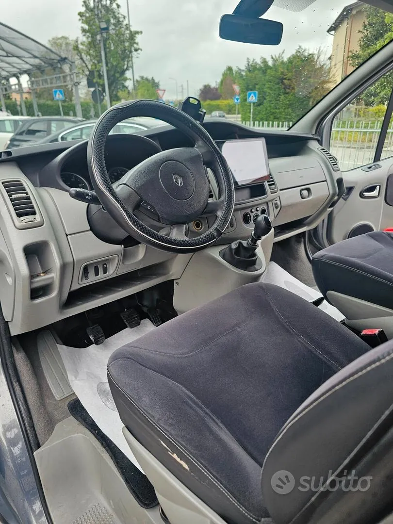 Renault Trafic 2011 photo 3