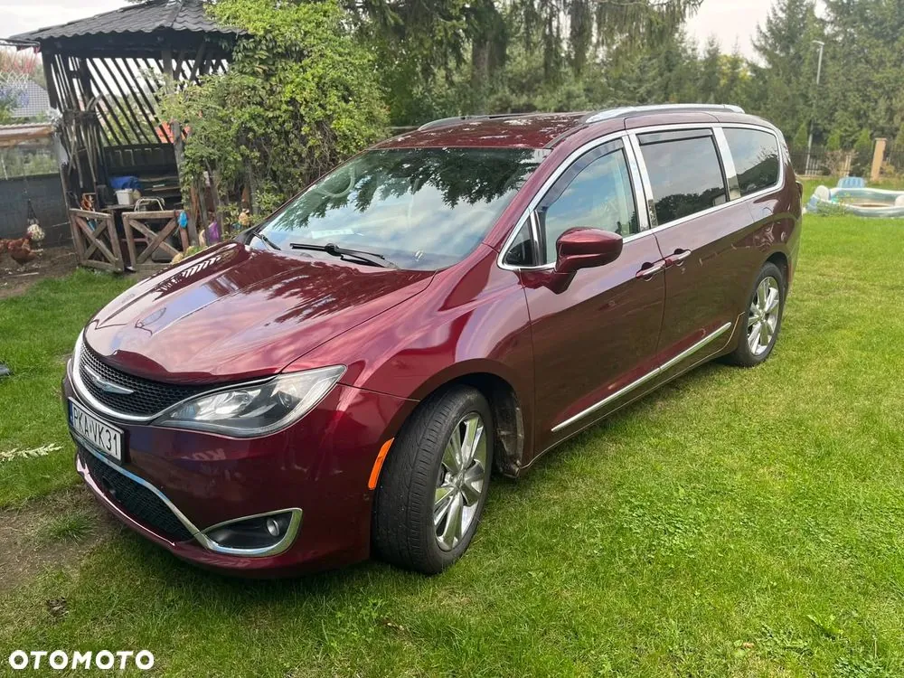 Chrysler Pacifica 2017 photo 2