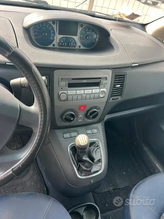 Lancia Musa 2011 photo 4