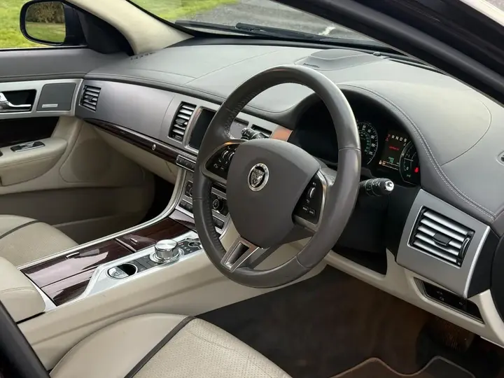 Jaguar Xf 2012 photo 3