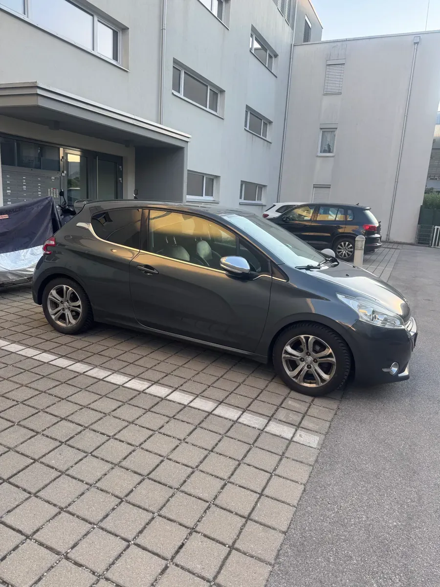Peugeot 208 2013 photo 3