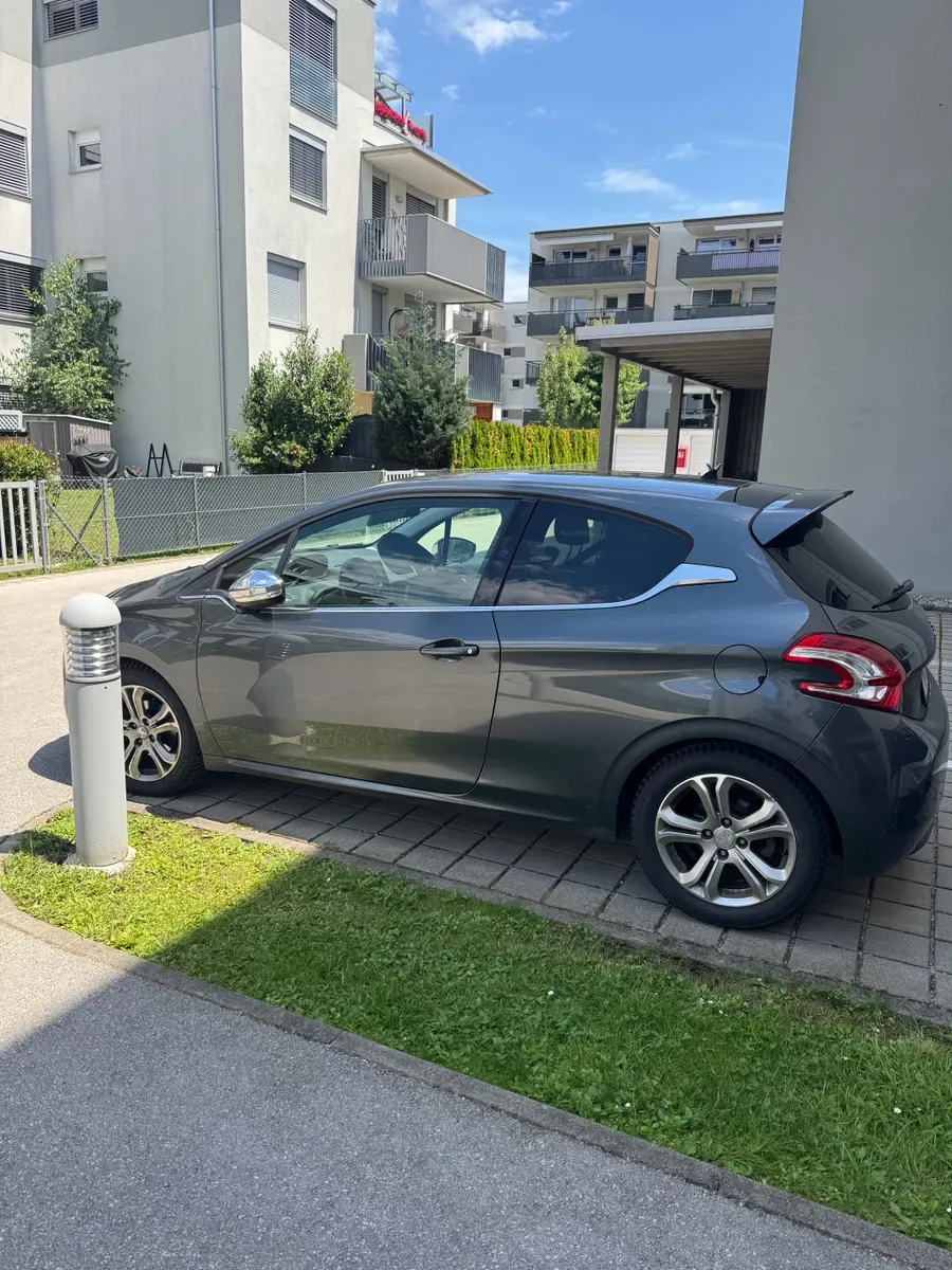 Peugeot 208 2013 photo 2