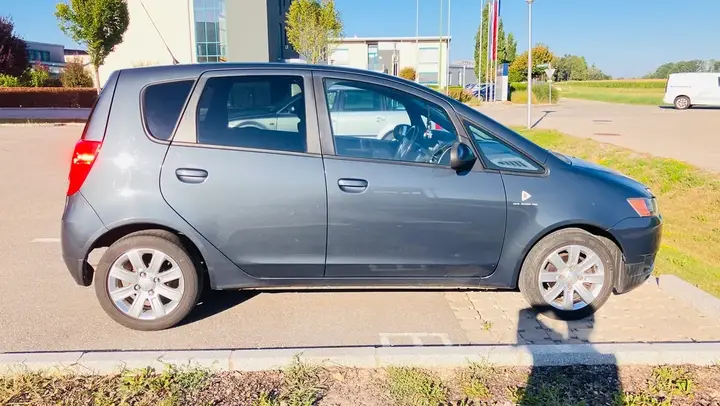 Mitsubishi Colt 2011 photo 2