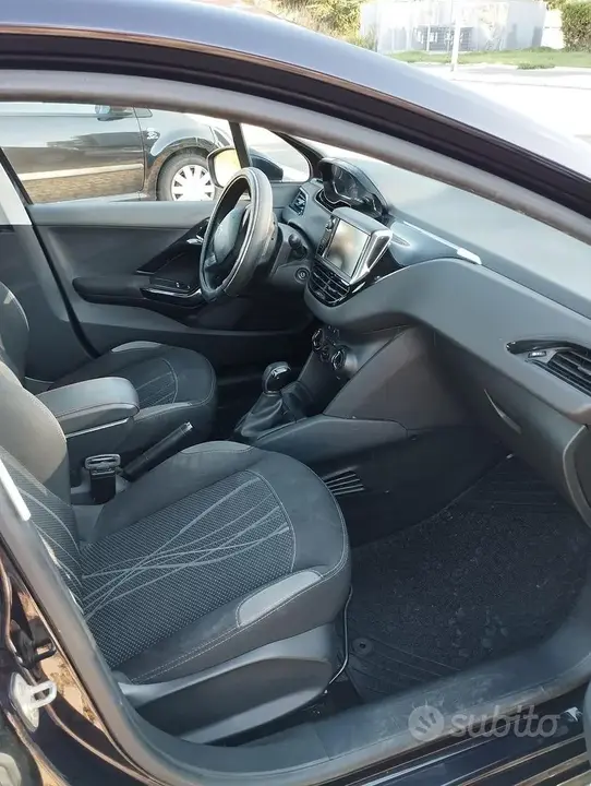 Peugeot 208 2015 photo 3