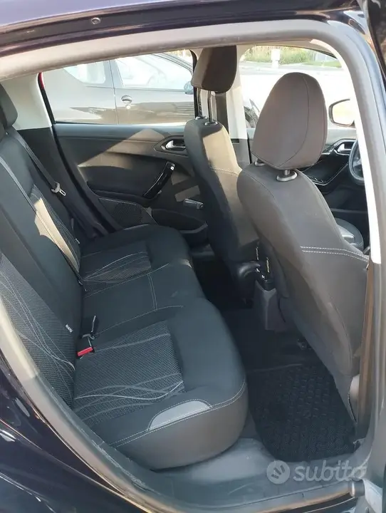 Peugeot 208 2015 photo 4