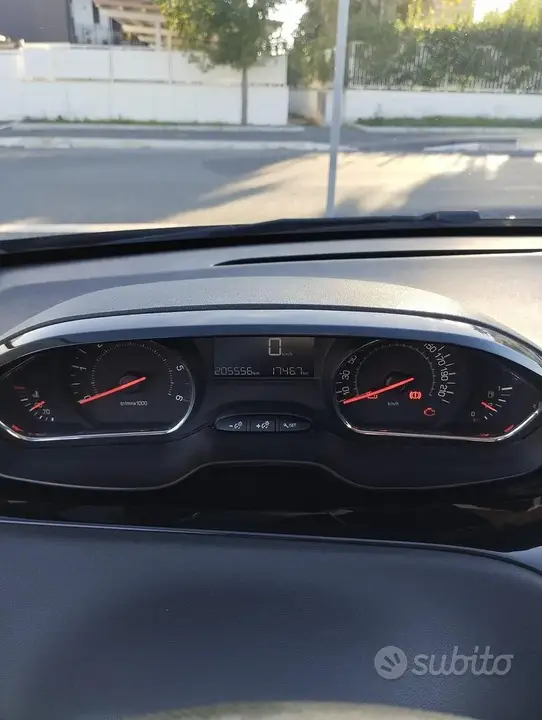 Peugeot 208 2015 photo 5
