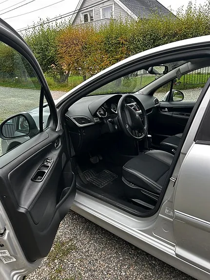 Peugeot 207 2010 photo 5