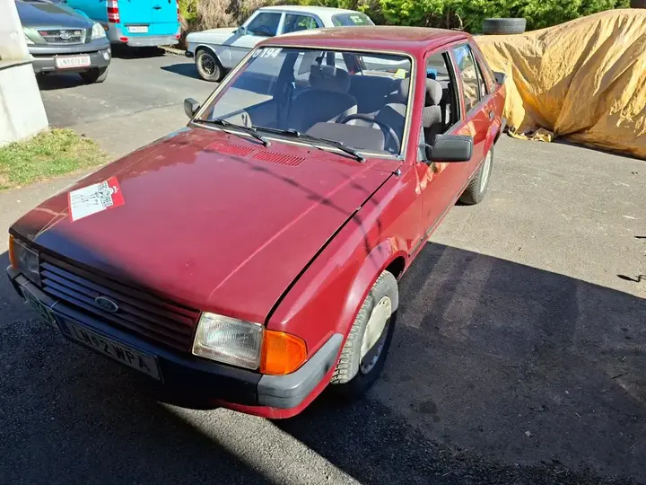 Ford Escort 1985 photo 3