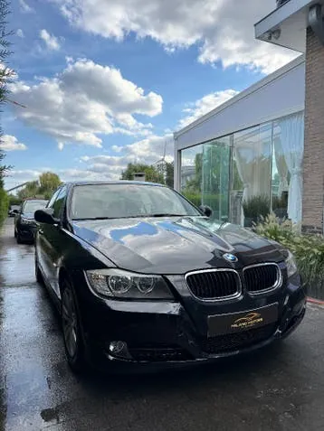 BMW 318I 2011 photo 3