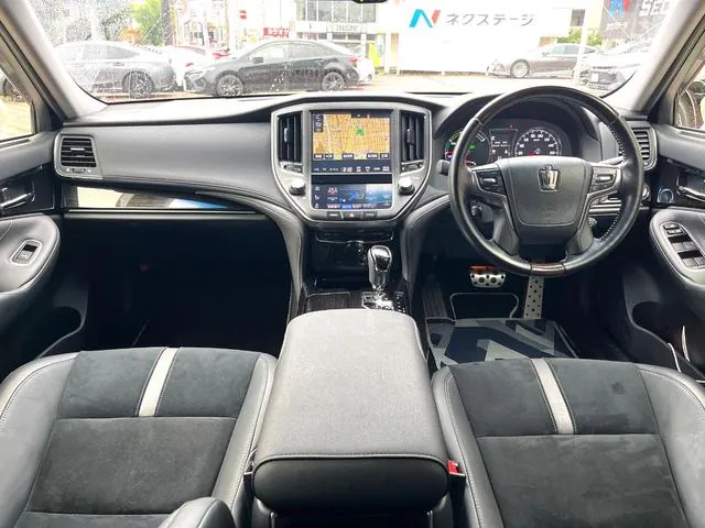 Toyota Crown Athlete Hybrid 2018 photo 2