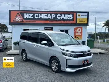 Toyota Voxy 2014 photo 2