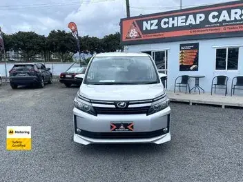 Toyota Voxy 2014 photo 3