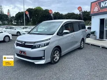 Toyota Voxy 2014 photo 4