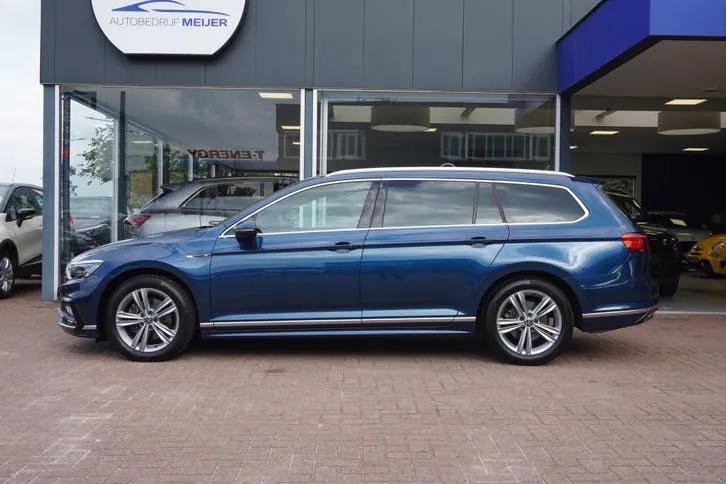 Volkswagen Passat 2022 photo 2