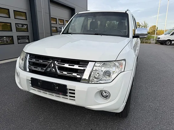 Mitsubishi Pajero 2012 photo 2