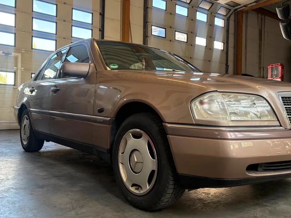 Mercedes-Benz W202