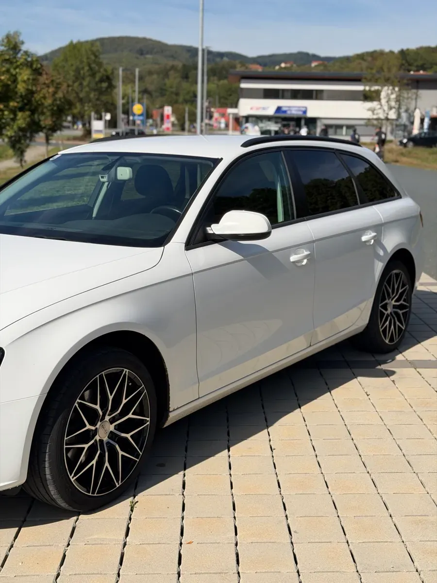 Audi A4 2010 photo 2