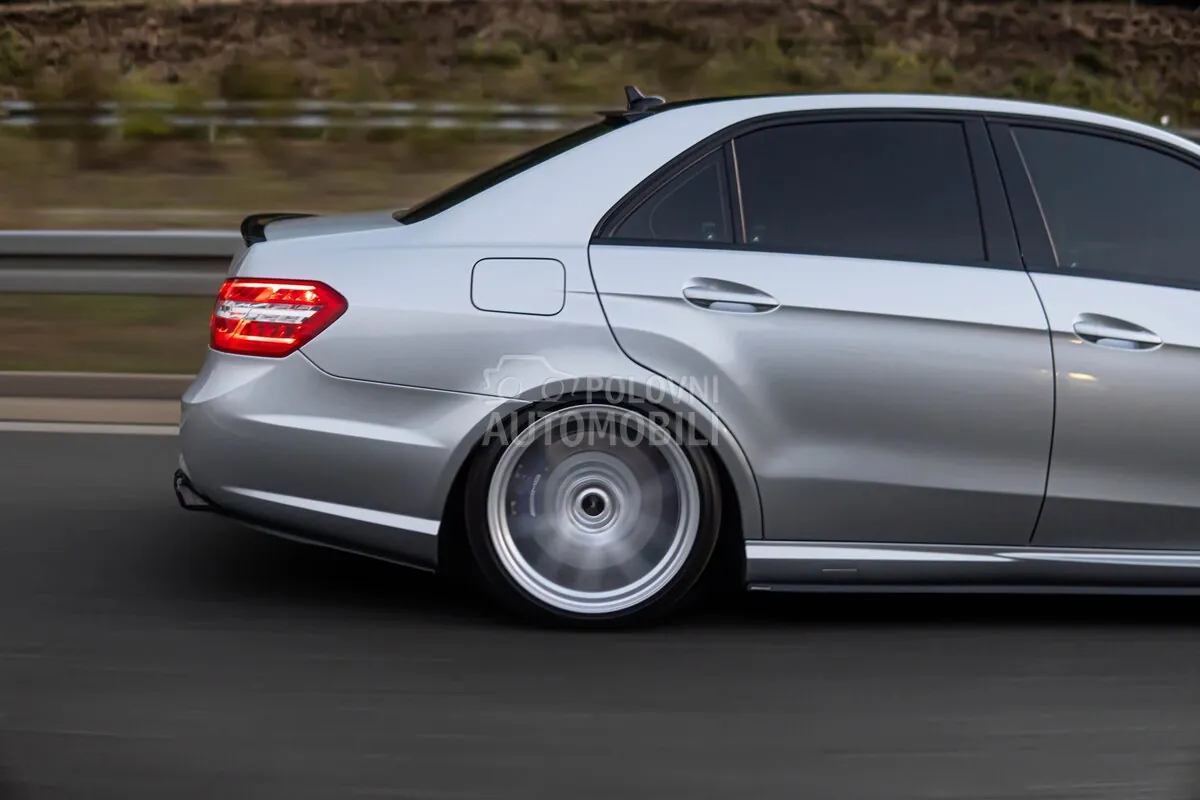 Mercedes-Benz E 220 2011 photo 3