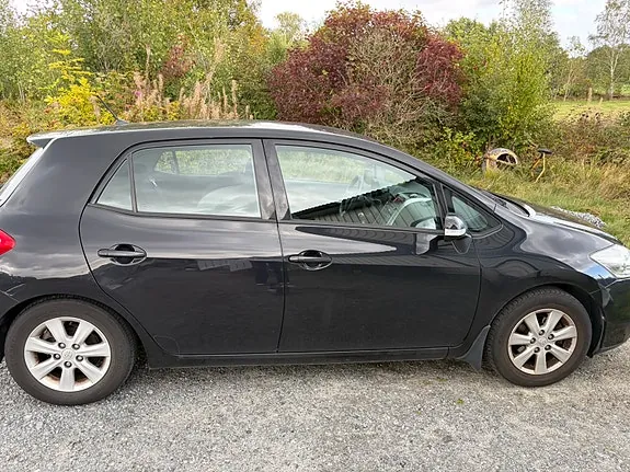 Toyota Auris 2011 photo 3