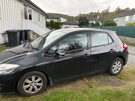 Toyota Auris 2011 photo 2