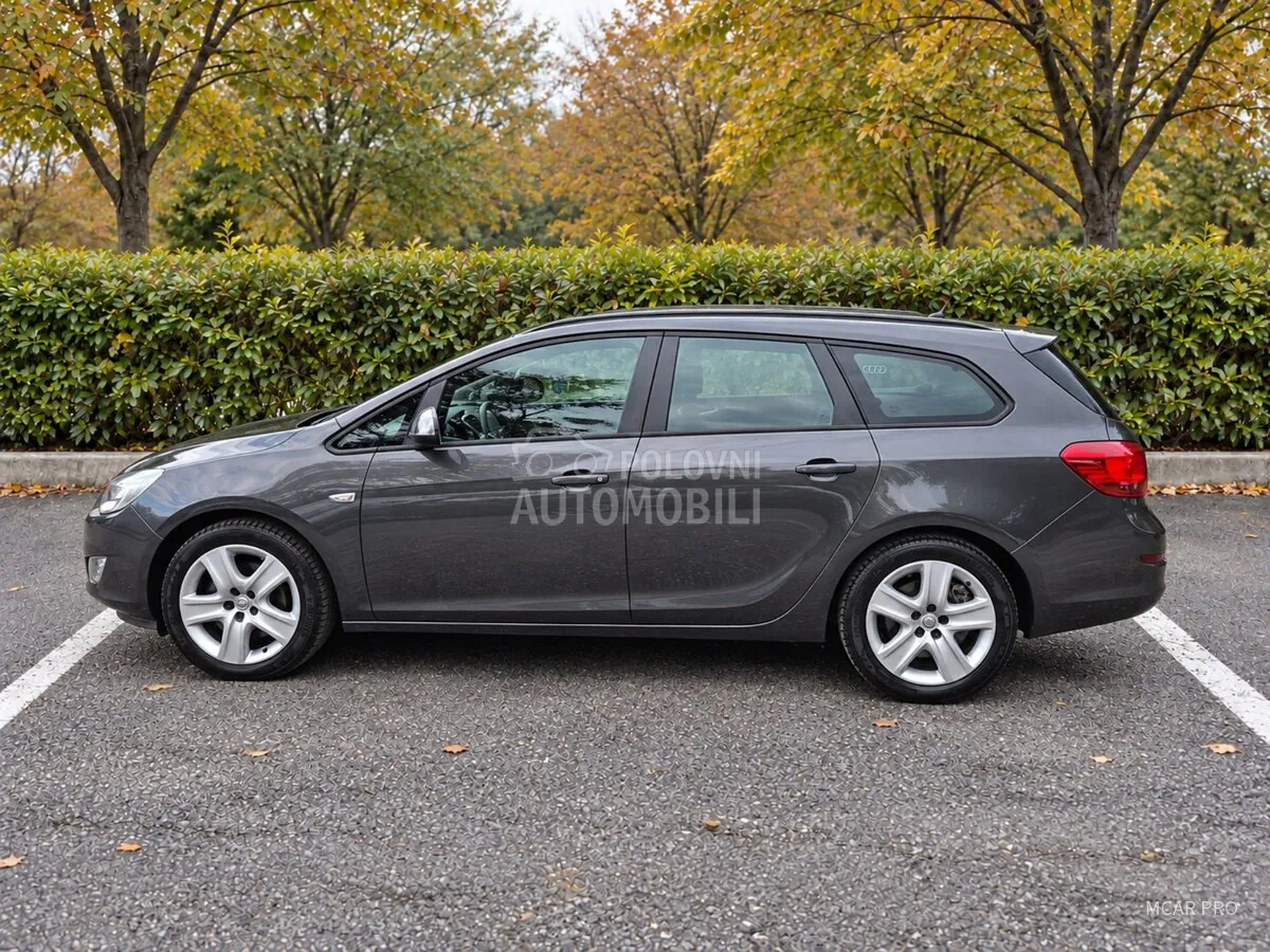 Opel Astra J 2012 photo 2