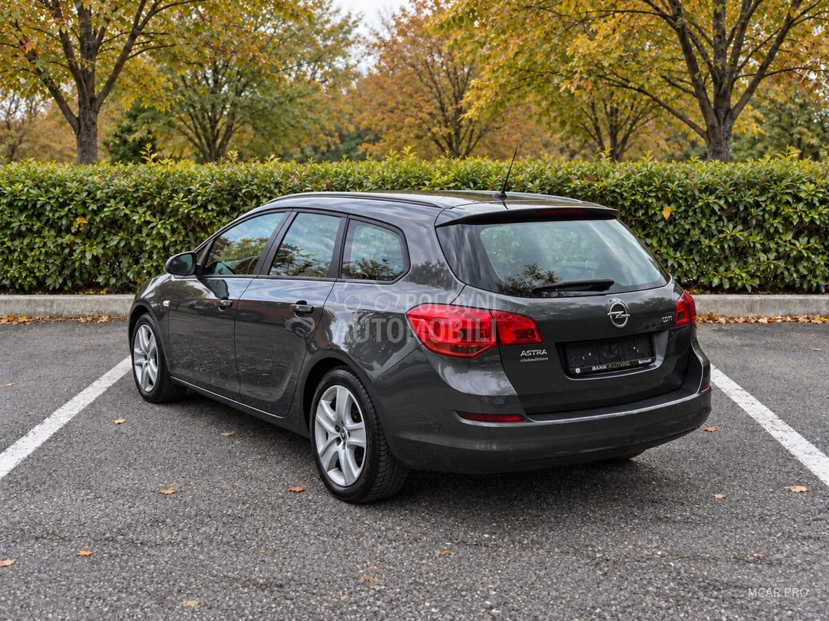 Opel Astra J 2012 photo 3