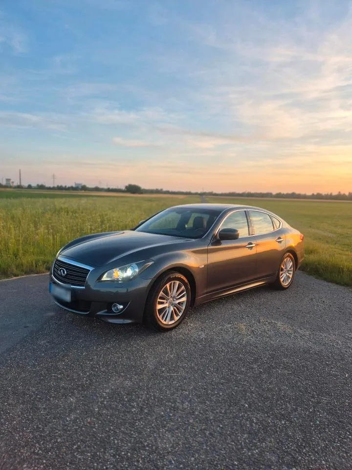 Infiniti Q70