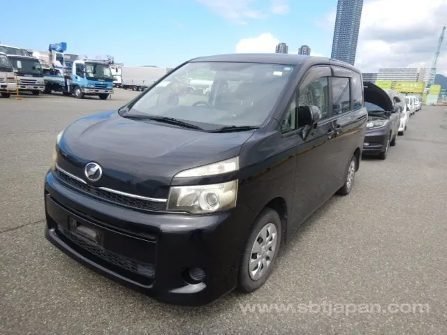 Toyota Voxy 2012 photo 2