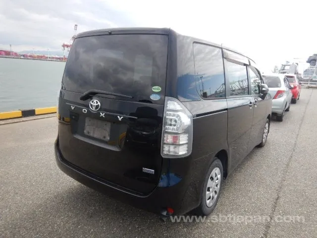Toyota Voxy 2012 photo 4