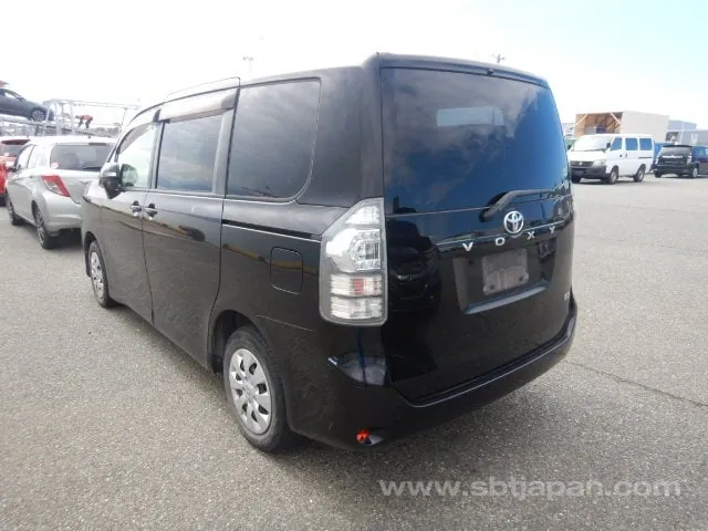 Toyota Voxy 2012 photo 3