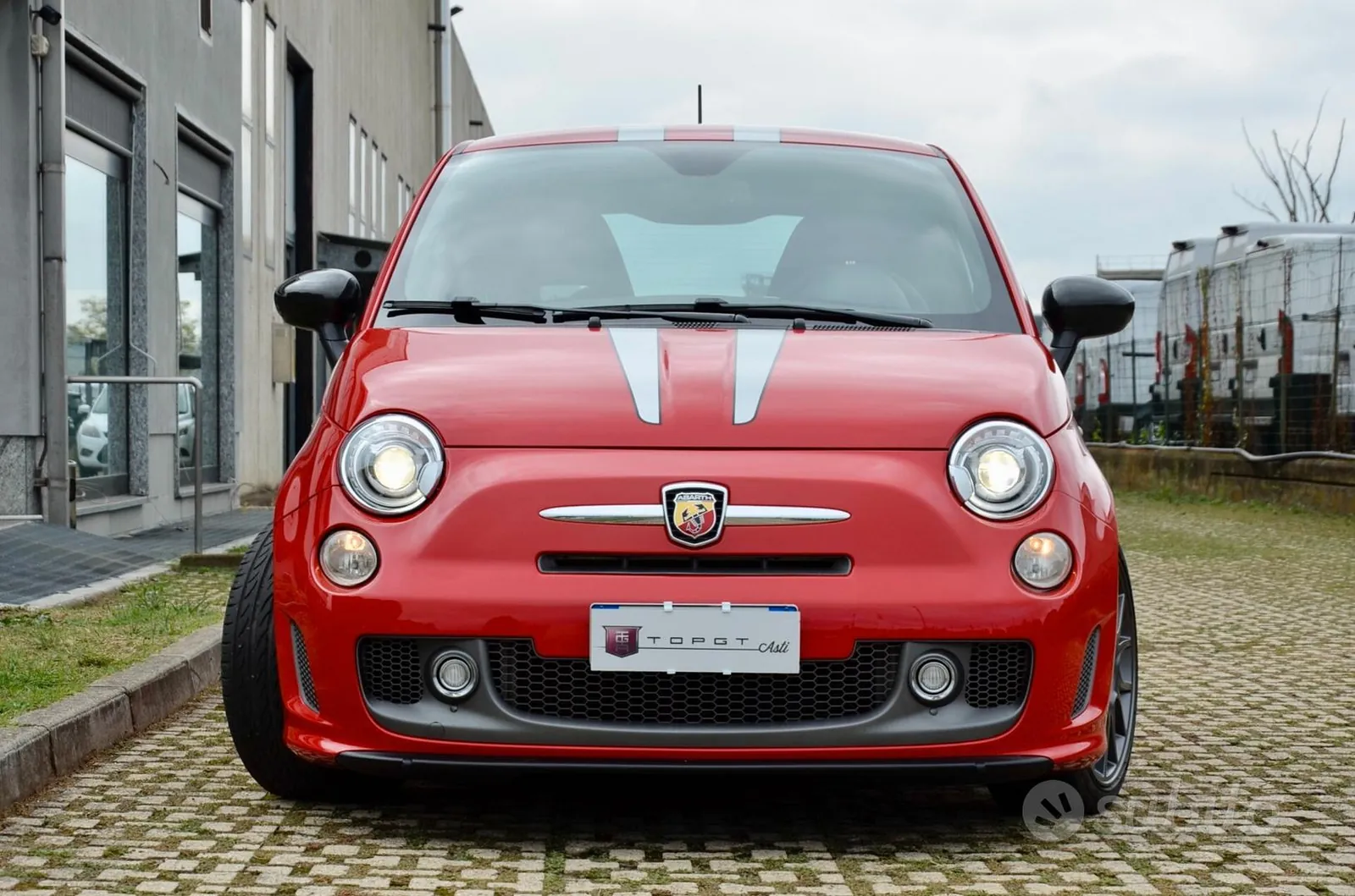 Abarth 695 2010 photo 2