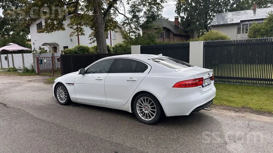 Jaguar Xe 2015 photo 2