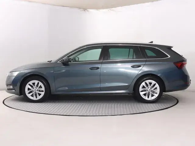 Skoda Octavia 2021 photo 2