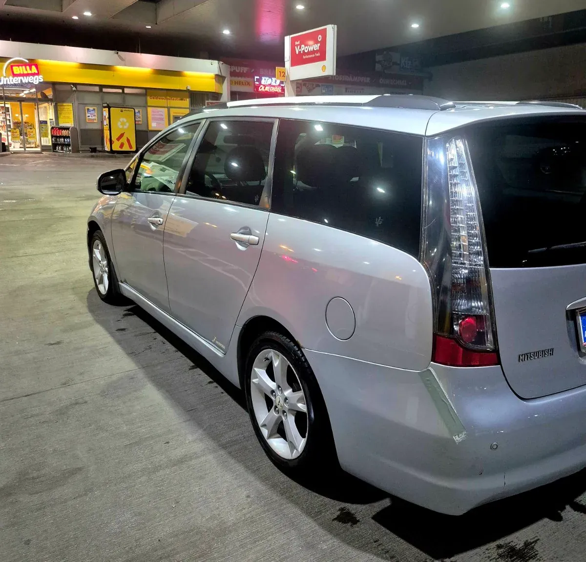 Mitsubishi Grandis 2010 photo 3