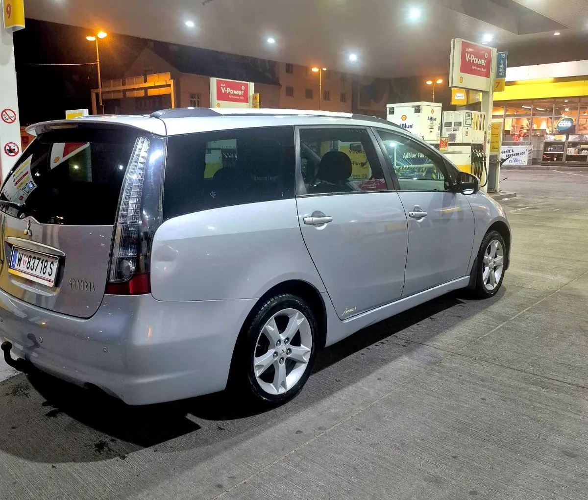 Mitsubishi Grandis 2010 photo 2