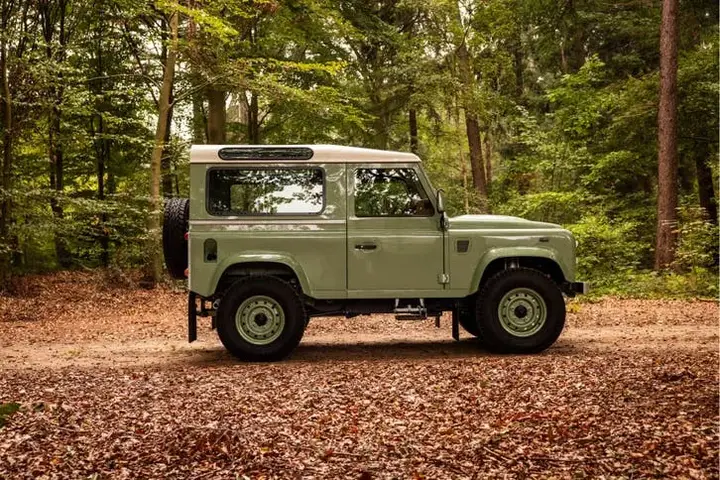Land Rover Defender 2012 photo 2