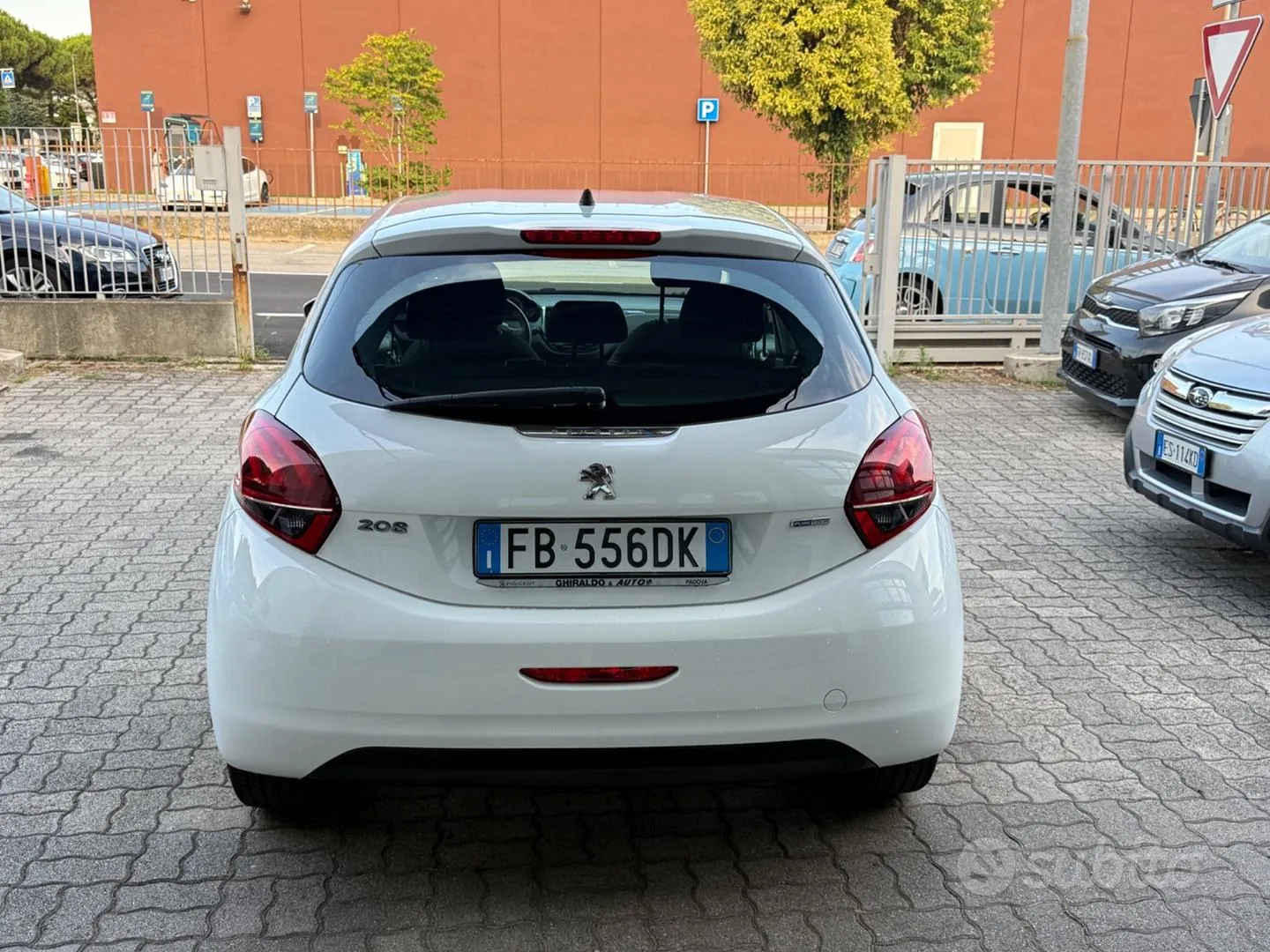 Peugeot 208 2015 photo 3