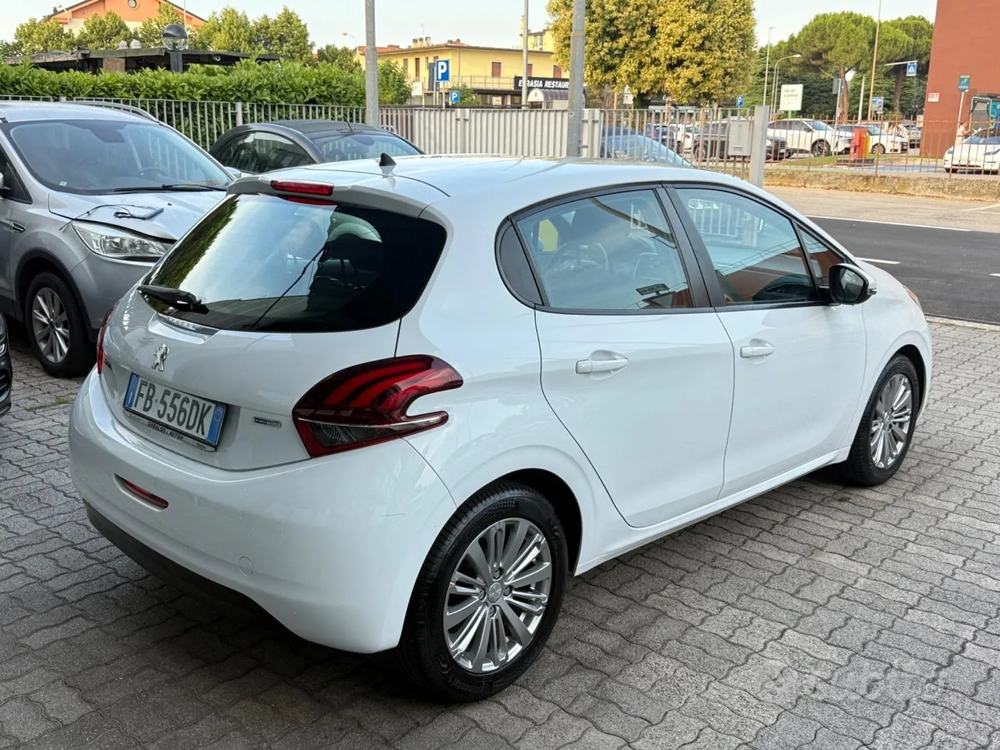 Peugeot 208 2015 photo 4