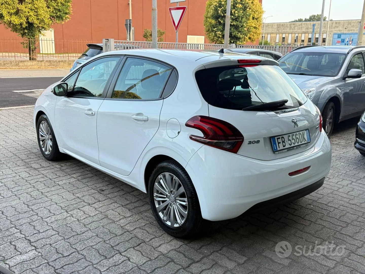 Peugeot 208 2015 photo 2