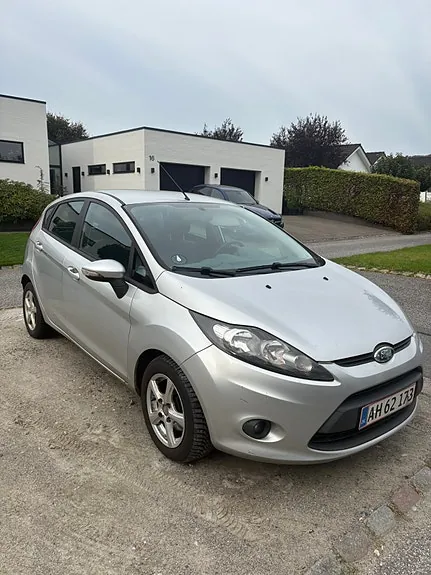 Ford Fiesta 2010 photo 2