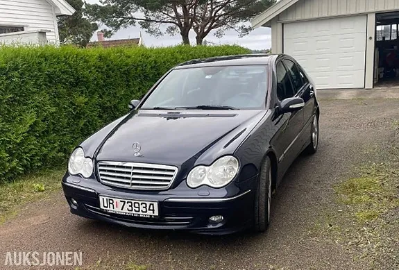 Mercedes-Benz C-Class 2006 photo 2