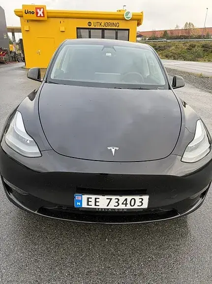 Tesla Model Y 2023 photo 2