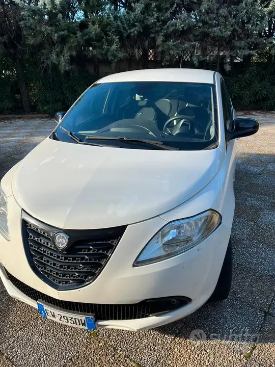 Lancia Ypsilon