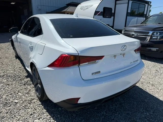 Lexus Is 300 2017 photo 4