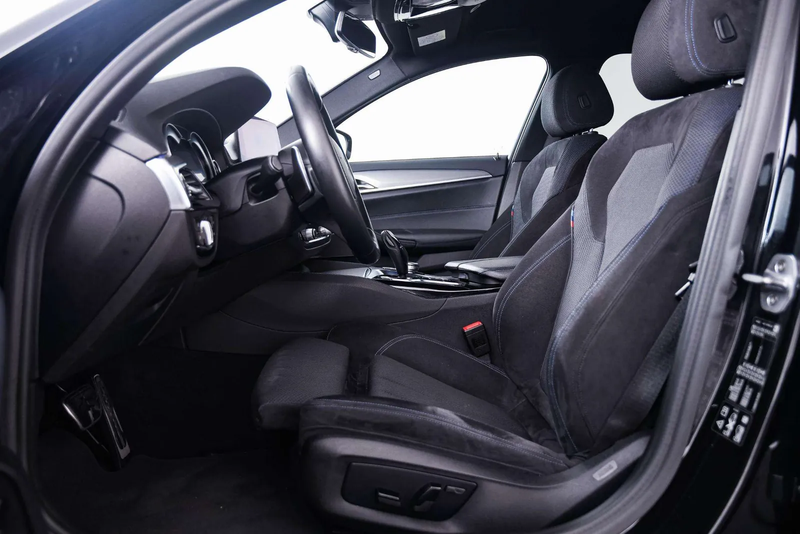 BMW 5 Series Touring 2019 photo 3