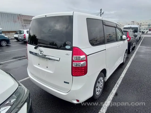 Toyota Noah 2011 photo 4