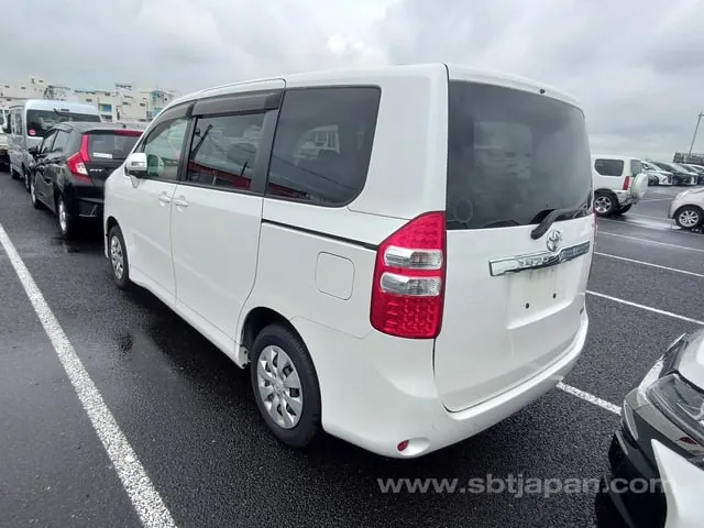 Toyota Noah 2011 photo 3