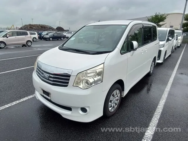 Toyota Noah 2011 photo 2