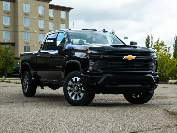 Chevrolet Silverado 2500 2026 photo 2